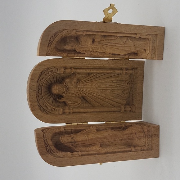 587- Catholic Altar Religious Portable Holy Family Box Hand Carved Wooden Box - Picture 1 of 7